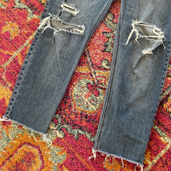 🔥Old Navy | Women's Medium Blue Distressed Mid-Rise Boyfriend Jeans raw hem sz 6 - Picture 9 of 16